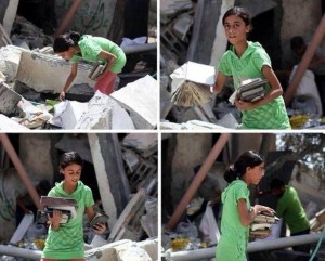 foto da Gaza: la raccoglitrice di libri.